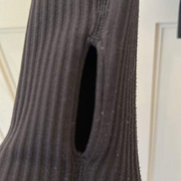 Lululemon black and white crewneck top. Size 4 women’s. - Picture 2 of 4